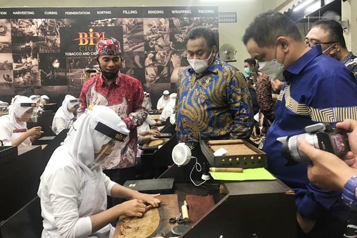 Wakil Ketua DPR RI Dr. H Rachmat Gobel melihat salah satu karyawati BIN Cigar sedang bekerja melinting cerutu.