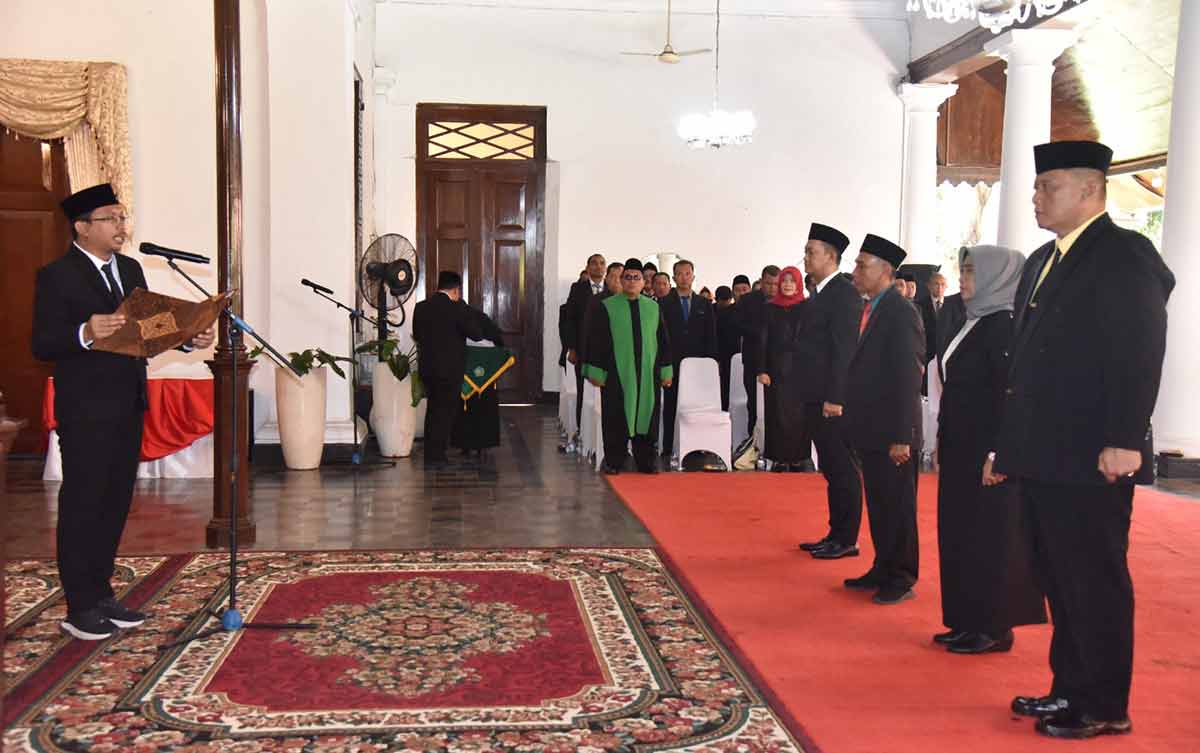Bupati Sidoarjo, Ahmad Muhdlor Ali, saat melantik empat pejabat eselon II di Pendopo Delta Wibawa. Foto: Ist