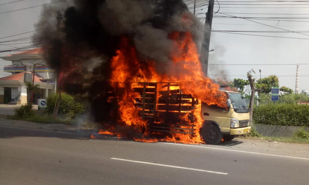 Truk bermuatan styrofoam yang dilalap si jago merah di Sidoarjo.