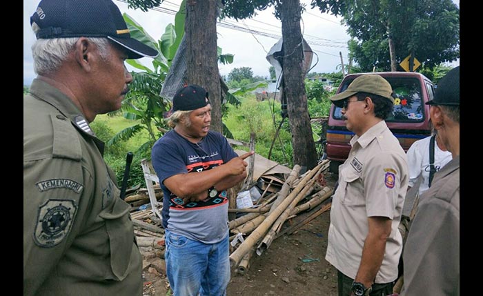 Satpol PP Kab Mojokerto saat melakukan razia.
