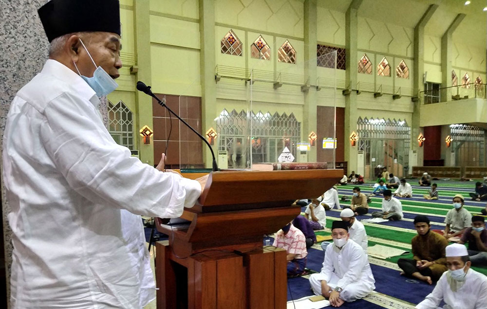 Prof. Dr. KH. Asep Saifuddin Chalim, M.A. saat memberikan ceramah sesaat sebelum salat jamaah tarawih di Masjid Agung Batam, Selasa (27/4/2021). foto: mma/ bangsaonline.com