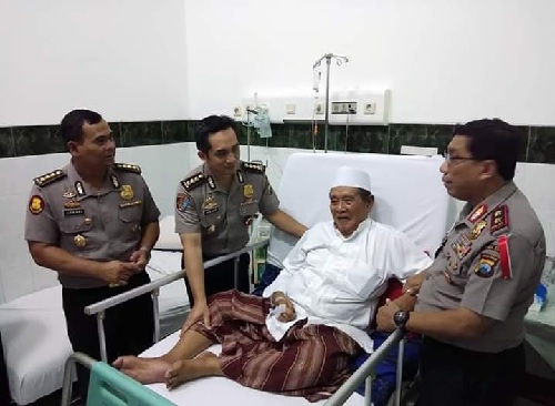 KH Zainuddin Djazuli saat dijenguk para perwira polisi. Foto: ist.