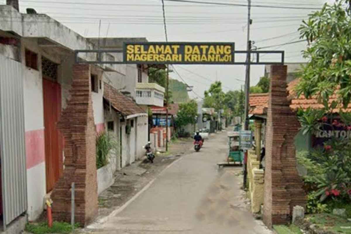 Gapura kampung lokasi kejadian meninggalnya korban di Jalan Magersari, Krian.