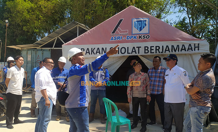 Rombongan Komisi III dan DPUPR Sampang saat sidak Mega Proyek Jalan Lingkar Selatan. Foto: MUTAMMIM/BANGSAONLINE