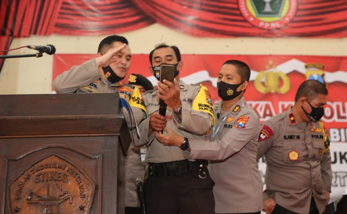 Kapolda Jatim (kiri) saat melakukan panggilan video (video call) dengan salah satu warga Mojokerto.