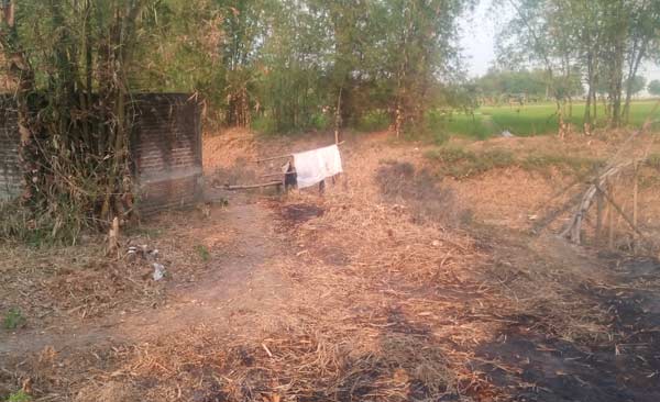 Salah satu tempat buang air besar yang berada di sungai Bojonegoro. foto: EKY NURHADI/ BANGSAONLINE