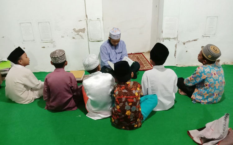 Ustadz Marsup saat membimbing anak-anak hafalan Al-Quran juz 30.
