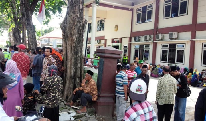 Ratusan warga Desa Tebuwung Kecamatan Dukun saat berada di PA Gresik. foto: ist.