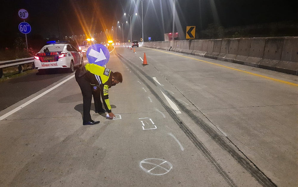 Petugas saat melakukan olah TKP.