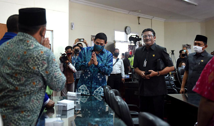 Wali Kota Kediri, Abdullah Abu Bakar (batik) bersama Ketua DPRD Kota Kediri, Gus Sunoto seusai Rapat Paripurna saat menyapa Anggota DPRD Kota Kediri, Jumat (10/7/2020). (foto: ist).