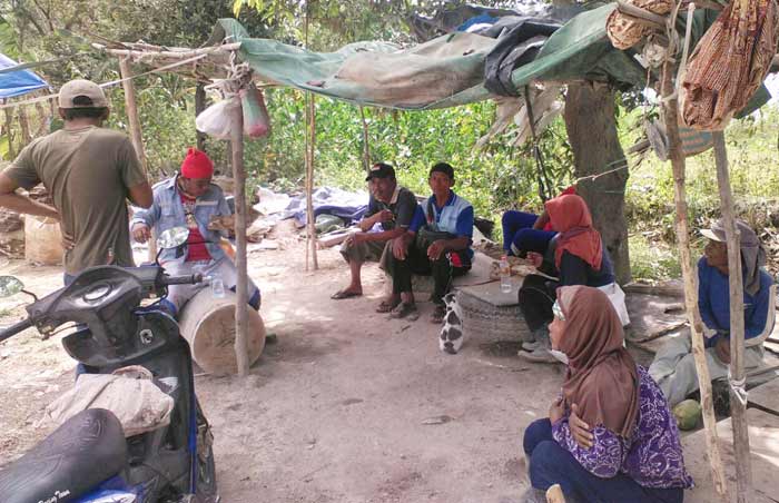 Warga ring 1 PT Semen Gresik di Tuban saat memungut sampah di sekitar tambang. foto: HERI M/ BANGSAONLINE