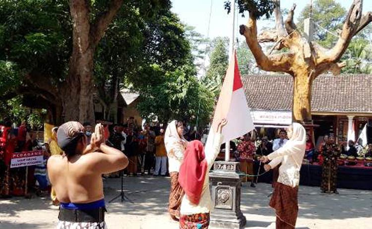 Saat pengibaran Sang Saka Merah Putih. (foto: MUJI HARJITA/ BANGSAONLINE)
