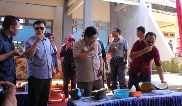 Pj Bupati Kediri, Idrus Ahmad bersama Forpimda saat mencicipi durian lokal dari Mlancu Kecamatan Kandangan. foto: arif kurniawan/ BANGSAONLINE