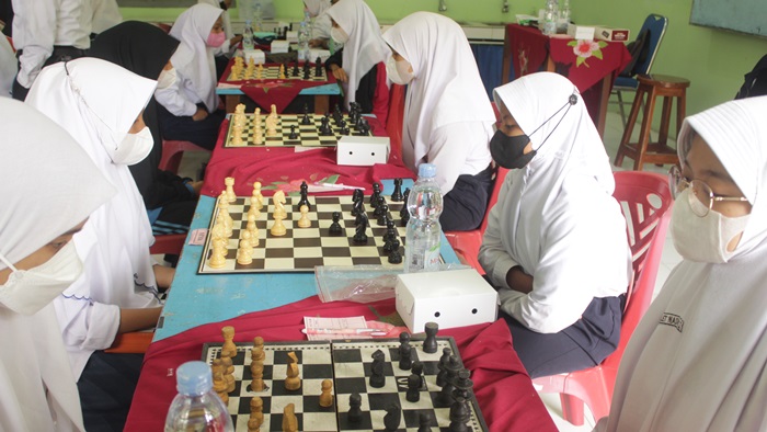 Para peserta siswi yang mengikuti lomba catur.