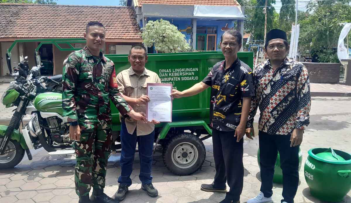 Dukung TMMD di Desa Kedondong, DLHK Sidoarjo Serahkan Kendaraan Sampah