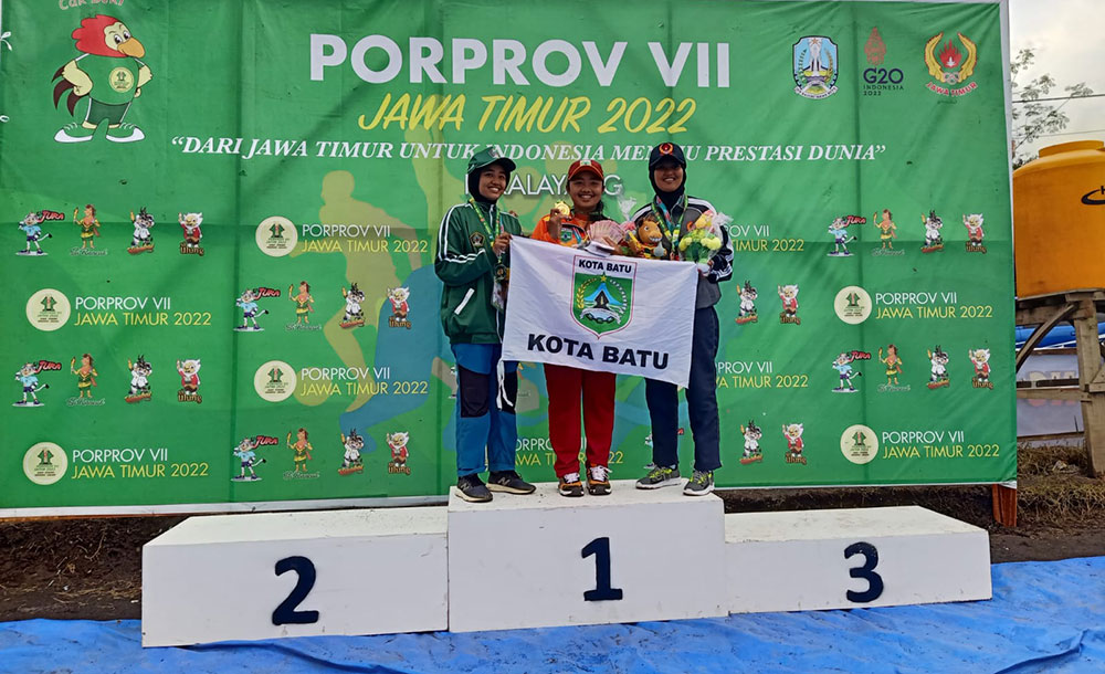 Atlet Paralayang Kota Batu Syahdana Revi (tengah) berhasil menyumbangkan emas di nomor KTM individual putri.