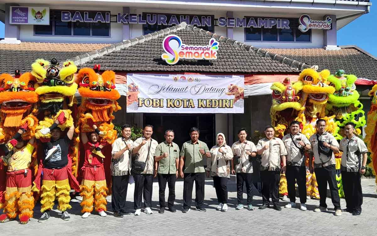 Pengurus dan para atlet Fobi bersama Ketua Koni Kota Kediri. Foto: Ist