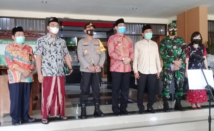 Wali Kota Pasuruan Raharto Teno Prasetyo bersama Forkopimda bersiap jalani vaksinasi perdana.