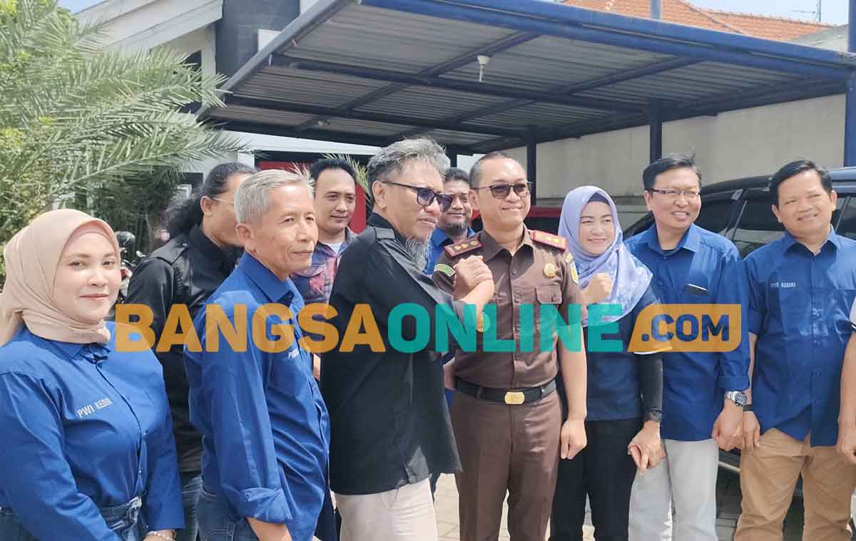Kajari Kabupaten Kediri, Pradhana Probo Setyarjo, bersama Ketua PWI Kediri, Bambang Iswahyoedhi, dan jajaran pengurus. Foto: MUJI HARJITA/BANGSAONLINE