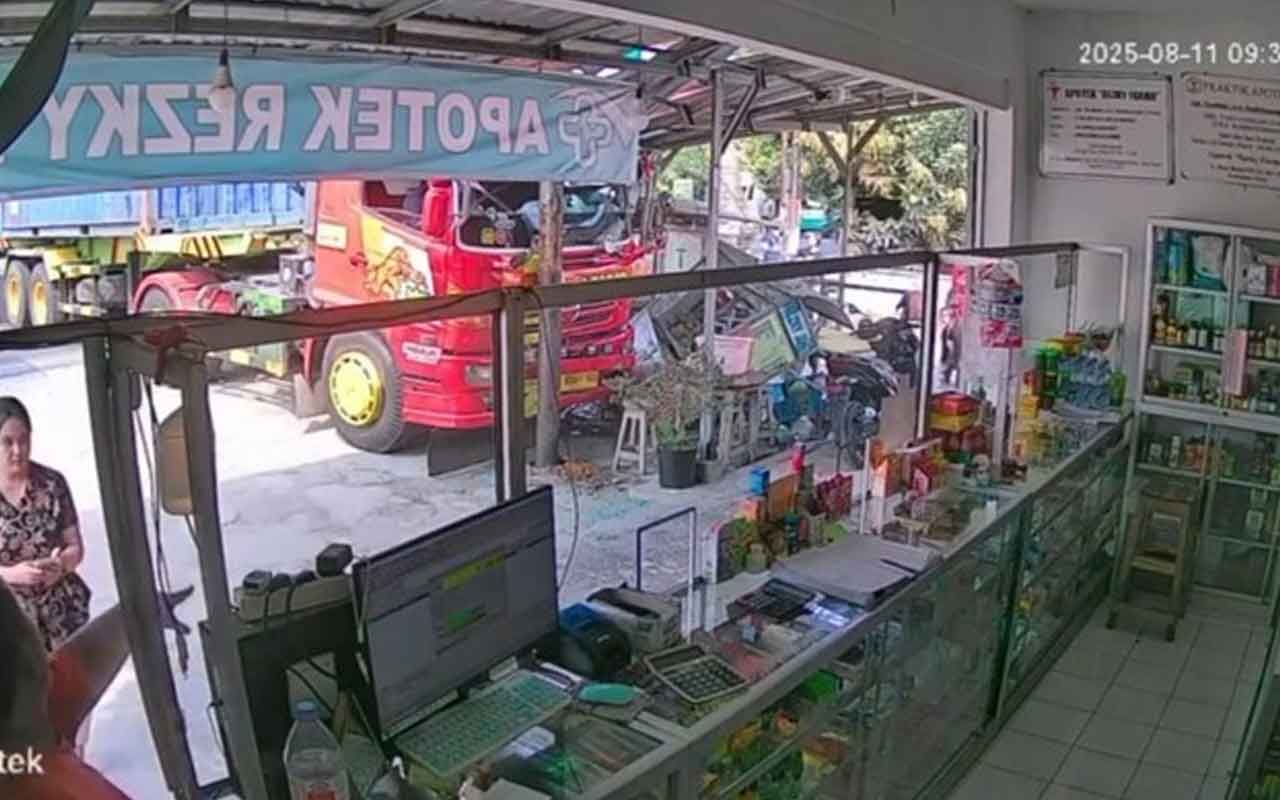 Truk Hino usai menabrak dua mobil dan 2 gerobak PKL di Blitar.