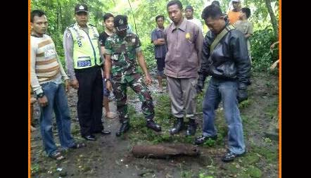 Mortir yang ditemukan penggali kubur di TPU Dsa Nganjuk Kecamatan Gondang. foto: soewandito/ BANGSAONLINE