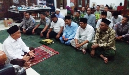 Dr KH Asep Saifuddin Chalim memberikan taushiyah usai salat maghrib dan buka bersama dengan jajaran Polsek dan Koramil di ruang tamu kediamannya di Pondok Pesantren Amanatul Ummah Pacet Mojokerto Jawa Timur, Selasa (3/6/2019). foto: BANGSAONLINE.com