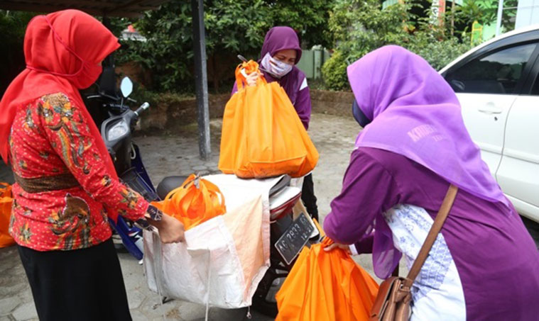 Petugas saat memberikan paket bantuan kepada balita posyandu di Desa Tertek. (foto: kominfo)