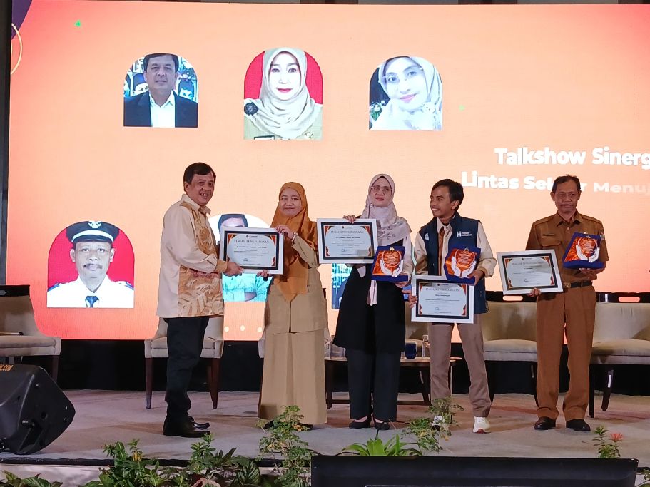 Assistant Department Manager Government & External Relation PT Smelting,  Bouman T. Situmorang (kiri) menyerahkan piagam.kepada para  pemerhati TBC. FOTO: ist.