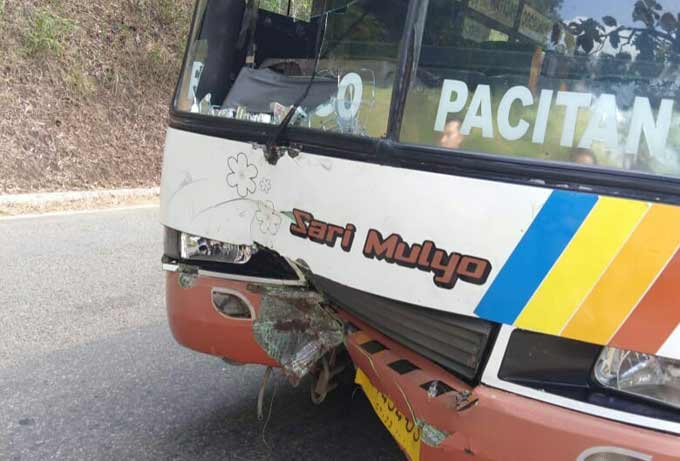 Bus Sari Mulyo yang penyok di bagian depan setelah bertabrakan dengan pemotor. 