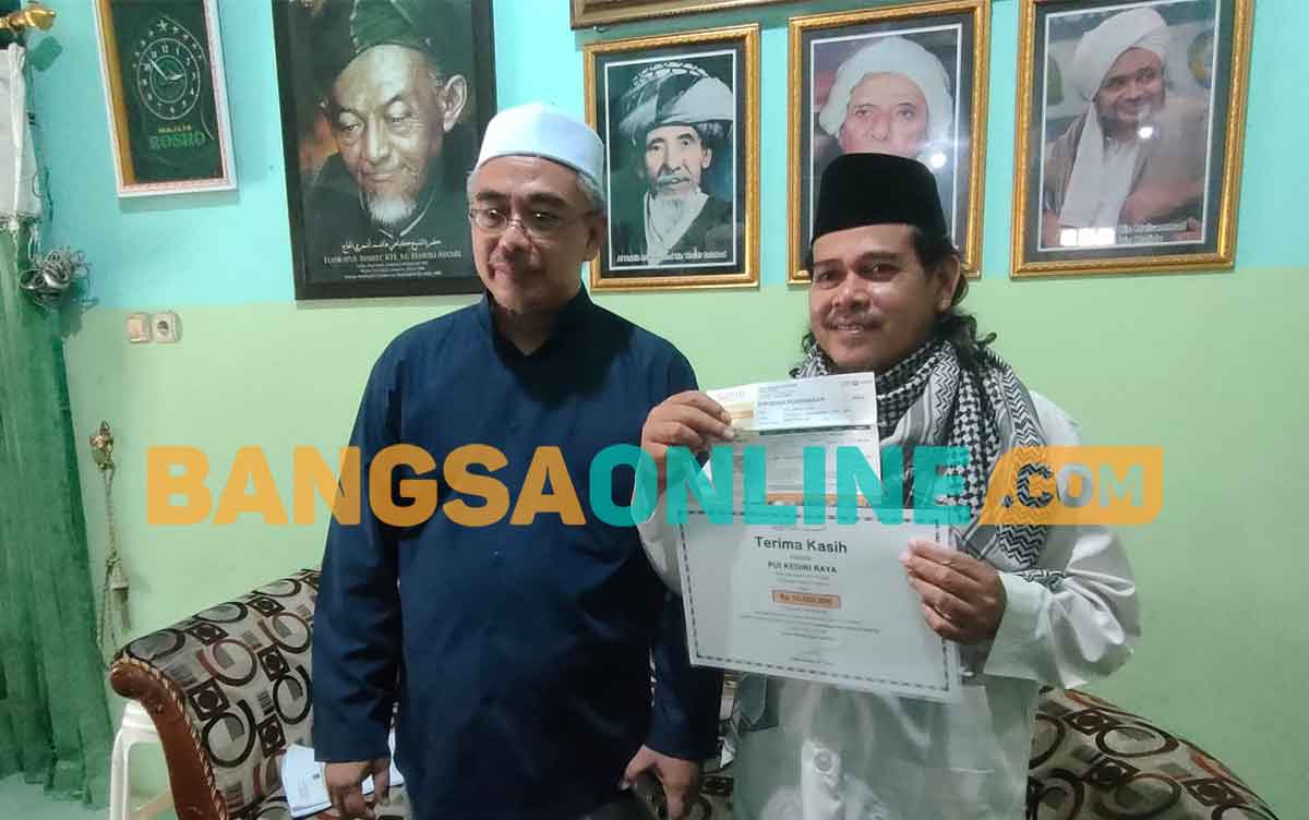 Ketua Presidium PUI Kediri Raya, Rahmad Mahmudi, saat menunjukkan bukti penyerahan dana bantuan untuk Palestina. Foto: MUJI HARJITA/BANGSAONLINE