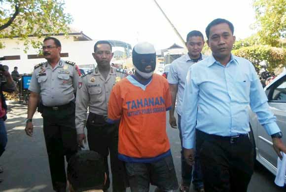 Yuda Aridani ketika digiring petugas di Mapolres Sidoarjo. (foto: catur 