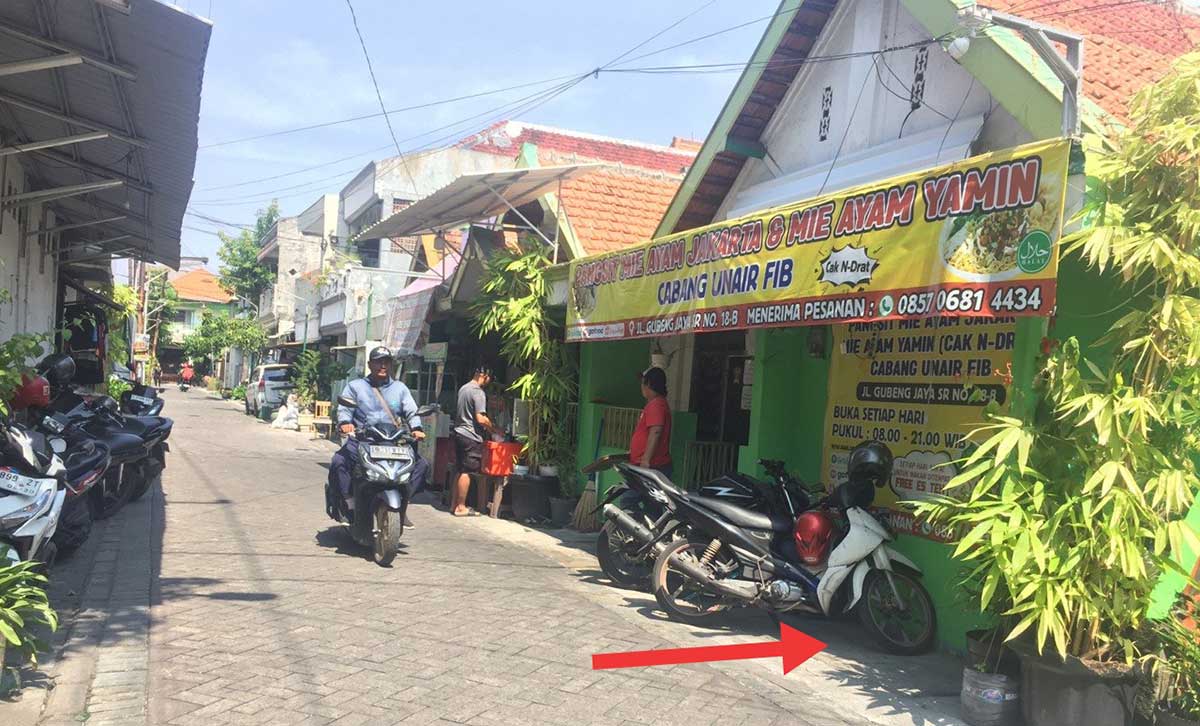 Lokasi pencurian helm di Surabaya.