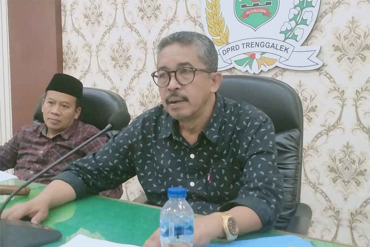 Ketua Pansus III DPRD Trenggalek, Sukarodin (kanan).