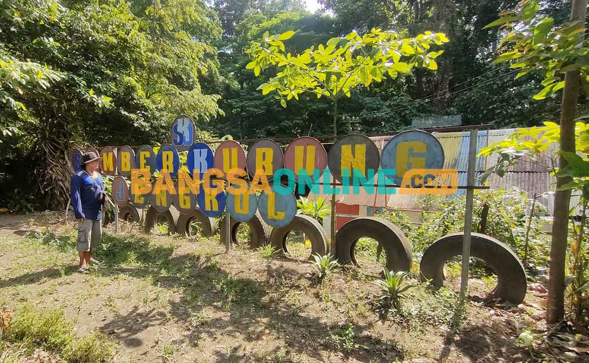 Anggota Pokdarwis Desa Ploso Kidul, Agung Wiyono, saat berada di kawasan Sumber Kurung. Foto: MUJI HARJITA/BANGSAONLINE