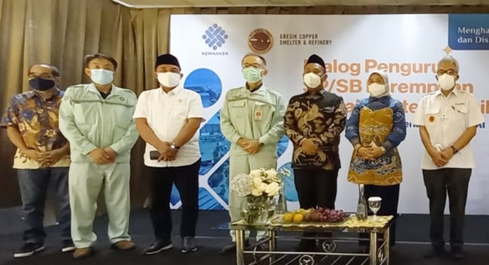 Dari kanan: Direktur PT Smelting Irjuniawan Rdjamin, Menaker Ida Fauziah, Bupati Gresik Fandi Ahmad Yani, Presidir PT Smelting Hideya Sato, Ketua DPRD Gresik Abdul Qodir. foto: SYUHUD/ BANGSAONLINE