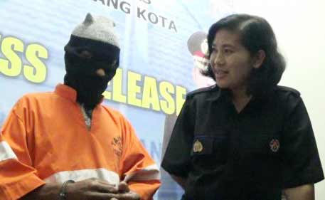 Tersangka pelaku peremasan buah dada siswi di Kota Malang