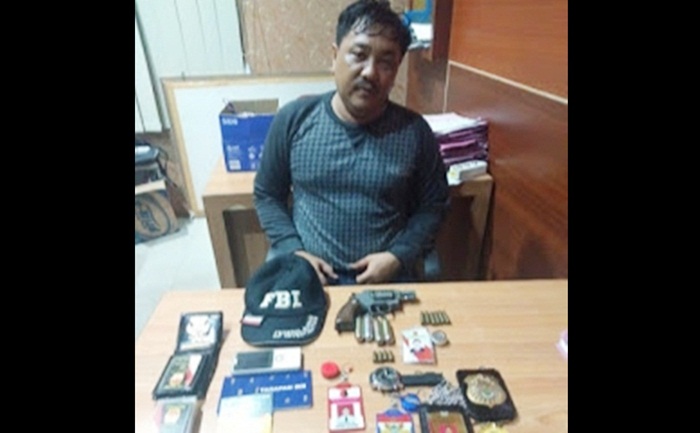 Tersangka Risnanto alias Sandi Ari Utomo alias Abdul Azis sedang diamankan bersama barang bukti. foto: ist.