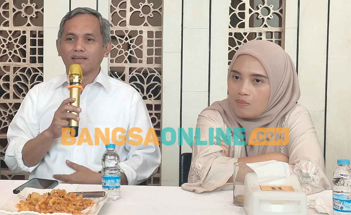 Kepala KPwBI Kediri, M. Choirur Rofiq, didampingi Deputi Kepala Perwakilan BI Kediri, Wihujeng Ayu Rengganis, saat menberi paparan terkait Karya Kreatif Mataraman. Foto: MUJI HARJITA/BANGSAONLINE