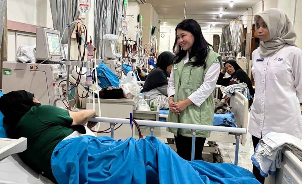 Pasien saat dilayani petugas dari BPJS Kesehatan.