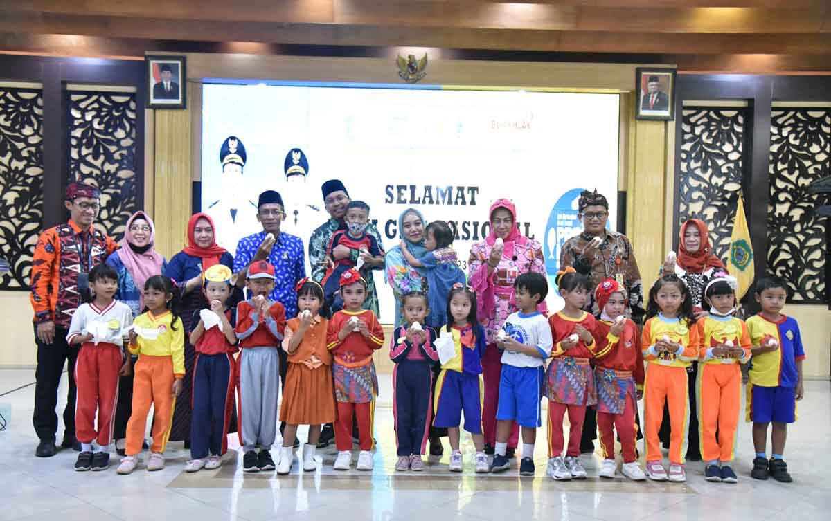 Bupati Sidoarjo, Ahmad Muhdlor Ali, bersama siswa TK saat peringatan Hari Gizi Nasional di Pendopo Delta Wibawa.