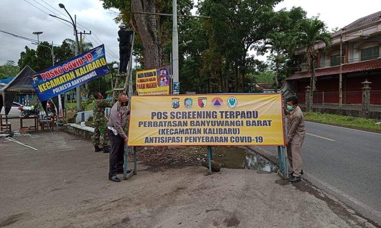 Polisi membangun kembali check point di perbatasan Banyuwangi-Jember. (foto: ist)