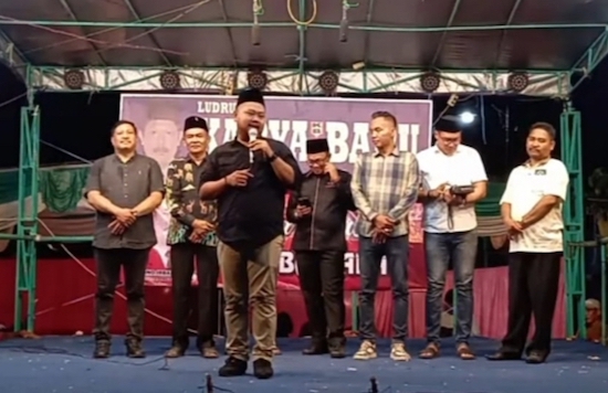 Cabup Fandi Akhmad Yani bersama tim pemenangan saat memberikan sambutan. Foto: Ist.