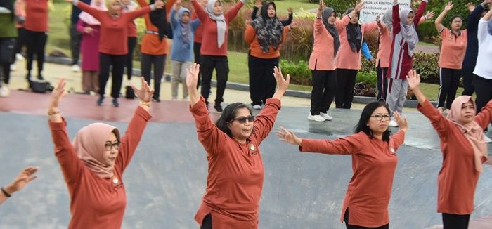 
Pj Wali Kota Kediri Zanariah (berkaca hitam) saat ikut Senam Sehat Bersama Dharma Wanita Persatuan. 