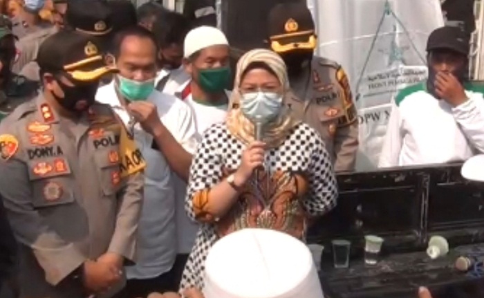 Ayni Zuhro, S.E., M.M., Ketua DPRD Kabupaten Mojokerto saat menemui para pengunjuk rasa.