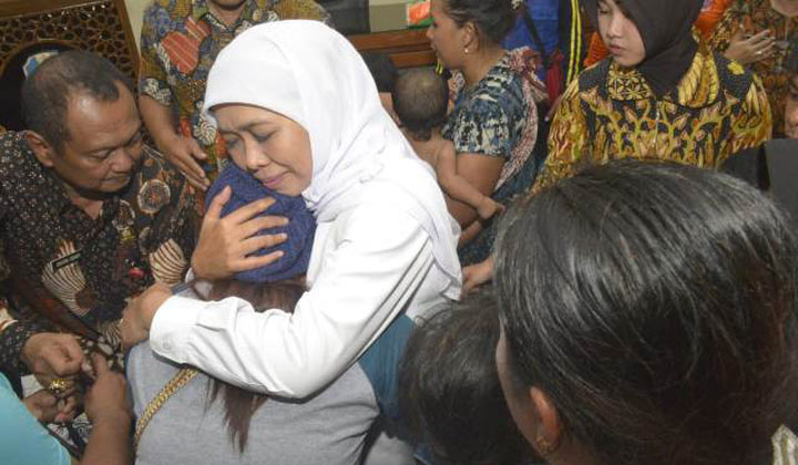 Gubernur Jawa Timur Khofifah Indar Parawansa memeluk salah seorang ibu perantau yang baru pulang dari Wamena saat melepas kepulangan seluruh perantau asal Jatim dari Wamena ke kampung halamannya masing-masing, Kamis (17/10/2019). foto: Istimewa/ BANGSAONLINE.com