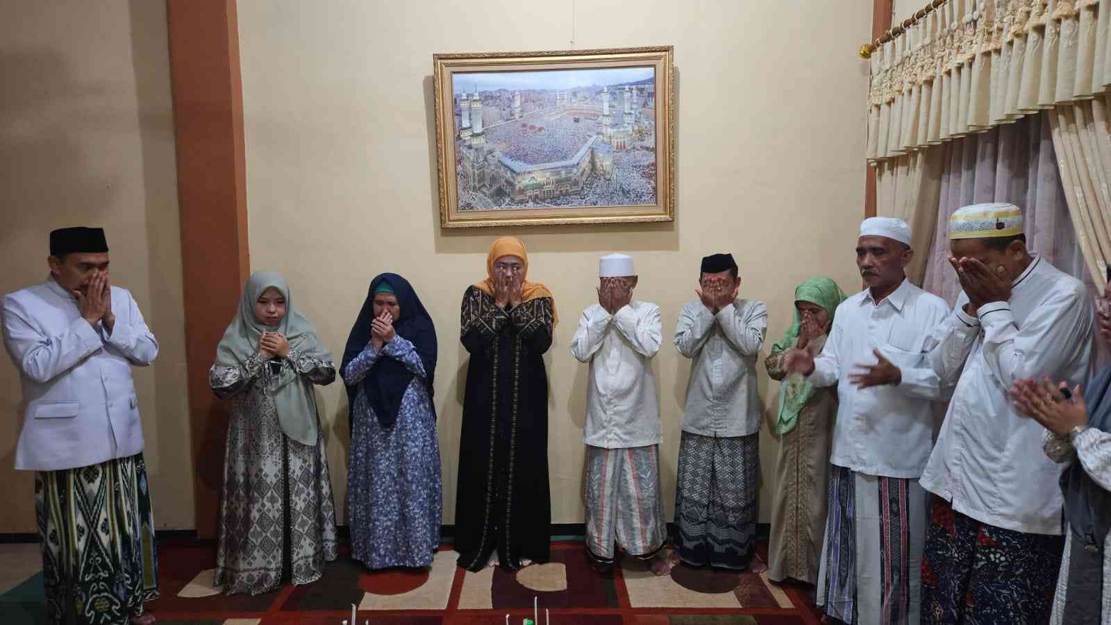 Pengasuh Utama dan para kiai Ponpes Syarifuddin Lumajang saat mendoakan Khofifah Indar Parawansa di Ponpes Syarifuddin Lumajang, Rabu (13/11/2024). Tampak Khofifah  berada di tengah-tengah para kiai tersebut. Foto: istimewa