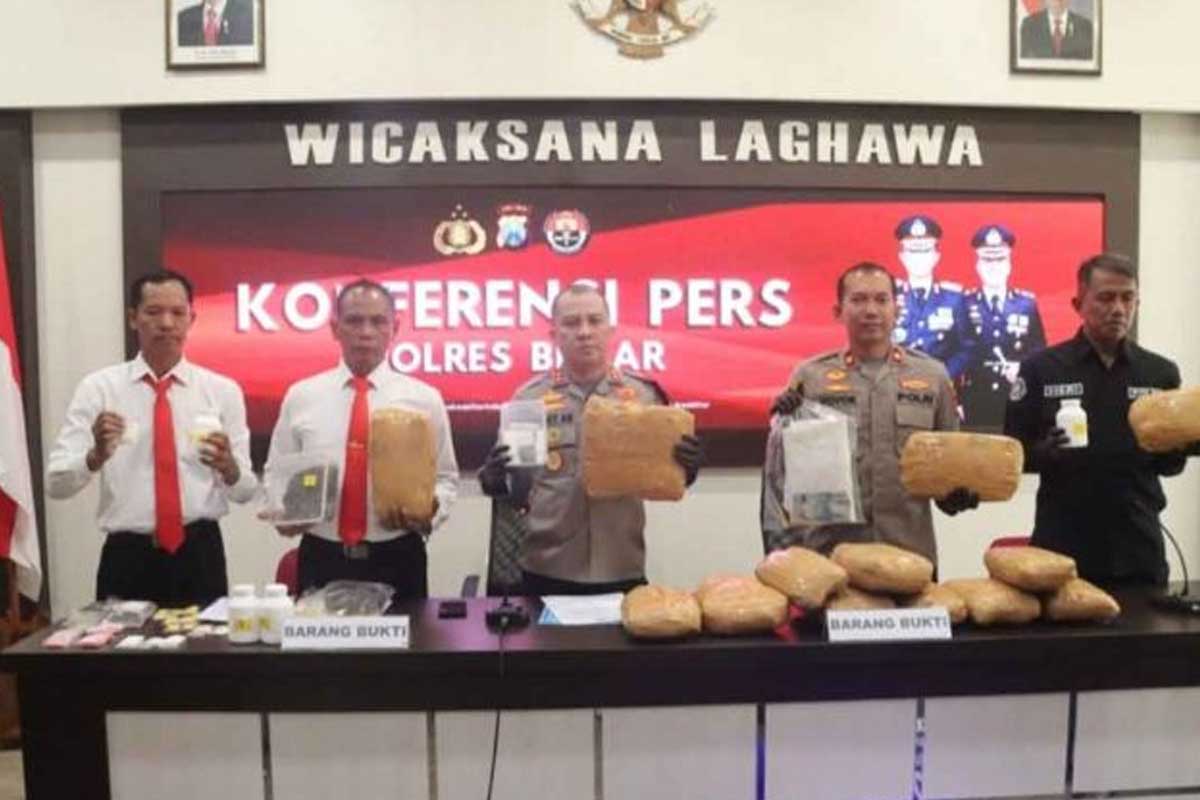 Konferensi pers terkait ungkap kasus narkoba di Mapolres Blitar.