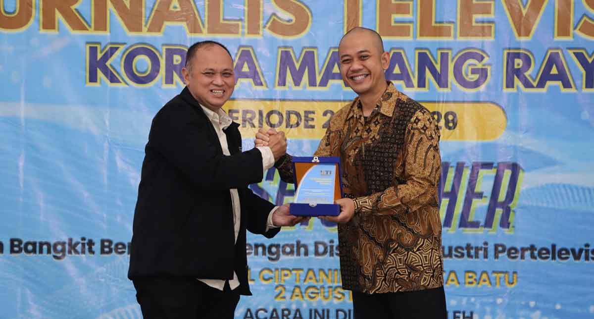 Penghargaan yang diberikan IJTI Malang Raya ke Kapolres Batu.
