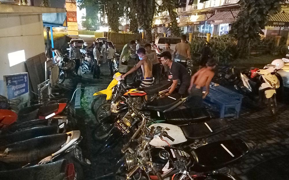 Motor-motor protolan yang terjaring saat razia balap liar di Jalan R.A. Kartini, Kecamatan Pandaan, Kabupaten Pasuruan. foto: ANDY FACHRUDIN/ BANGSAONLINE