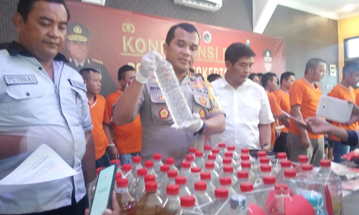 Kapolres Mojokerto Kota AKBP Bogiek Sugiyarto menunjukkan barang bukti miras yang diamankan.